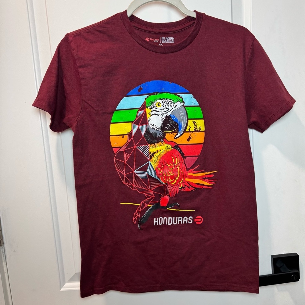 Pacer Honduras T-shirt Women’s Size S Burgundy Red Scarlet Macaw Guacamaya
